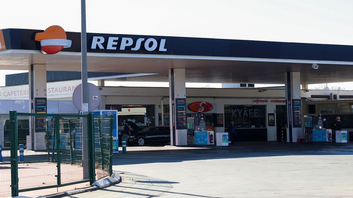 Varios coches en una gasolinera, a 26 de diciembre de 2024, en Madrid.